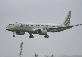 Uno de los Embraer-195 de Binter en la fase de aproximación para aterrizar en el aeropuerto de Asturias.
