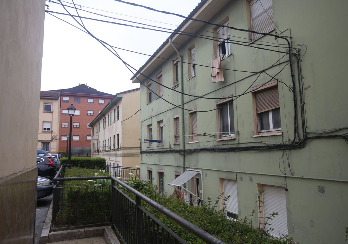 Una ordenanza para regular en Oviedo «el caos» del cableado en las fachadas