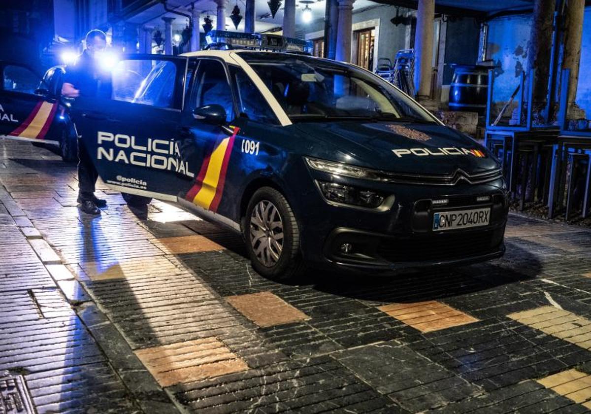 Va a tomar algo a un bar de Avilés y le roba el móvil, de 1.800 euros, a la camarera