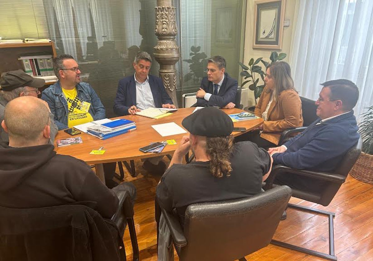 «Los retrasos del soterramiento son una tomadura de pelo a los langreanos», lamenta el PP