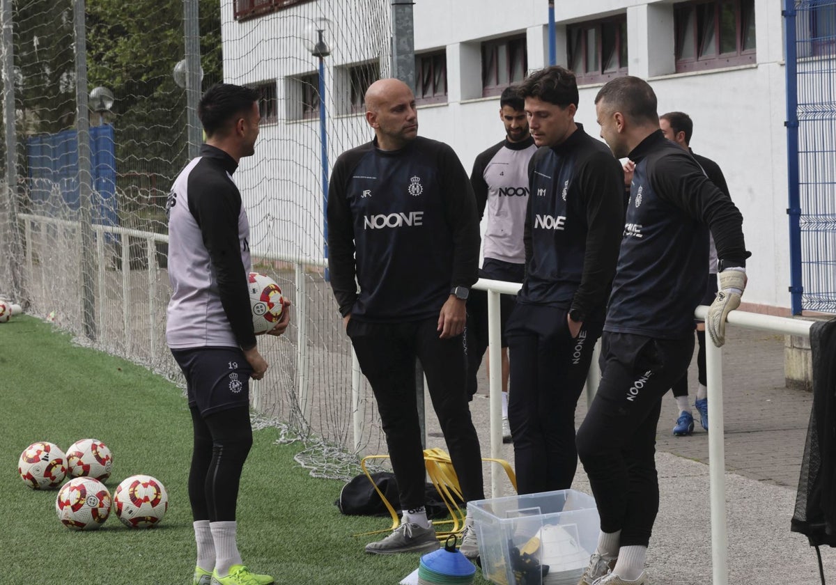 Rozada, entrenador del Real Avilés: «Nos tenemos que centrar sólo en el Guijuelo, lo demás es humo»