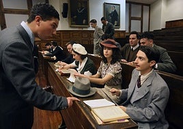 Bigotes de lápiz, trajes y sombreros en el Edificio Histórico de la Universidad de Oviedo.