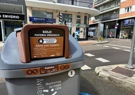 Los nuevos contenedores marrones se han estado instalando estos últimos días.