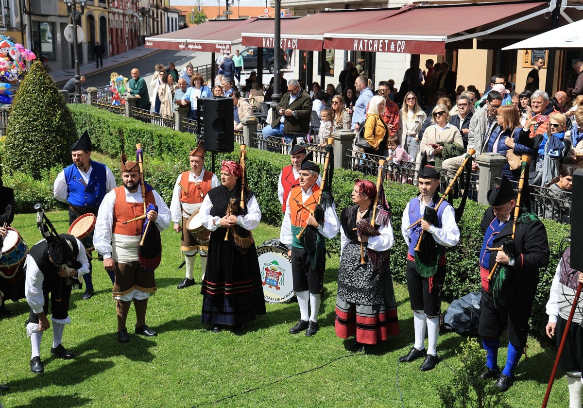 La música tradicional acompañó a los premiados, cofrades y vecinos durante toda la jornada.