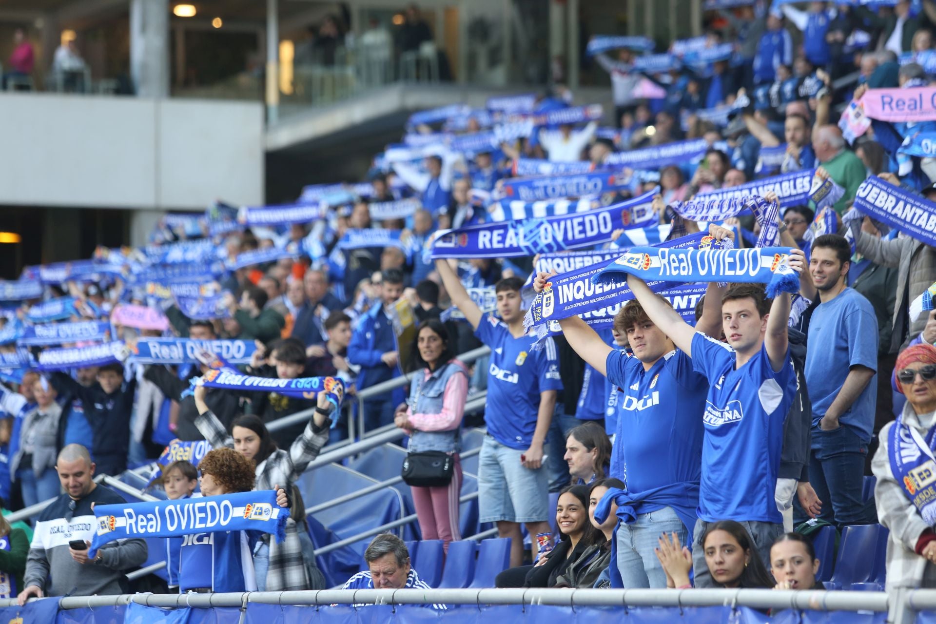 ¿Estuviste en el Real Oviedo - Levante? ¡Búscate en las fotos!