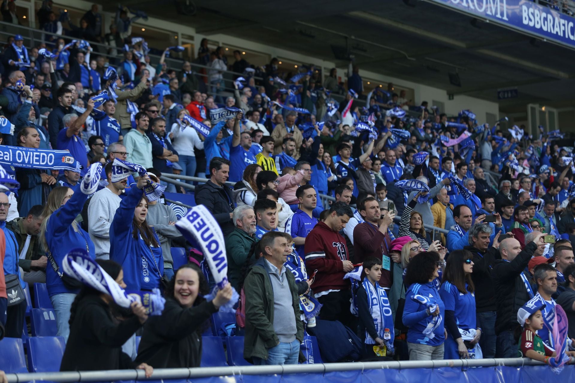 ¿Estuviste en el Real Oviedo - Levante? ¡Búscate en las fotos!