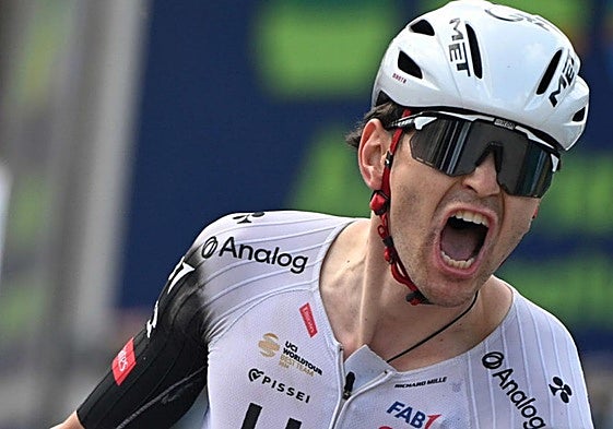 El italiano Corvi celebra su victoria en Vegadeo.