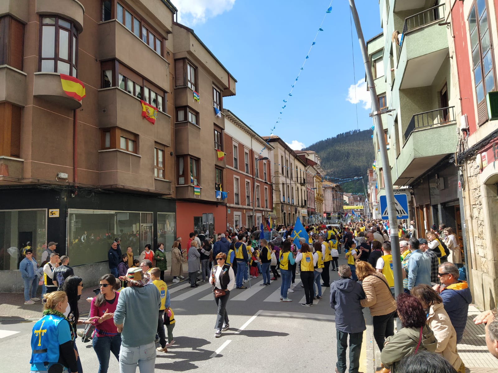 Infiesto, de fiesta con sus Piragües
