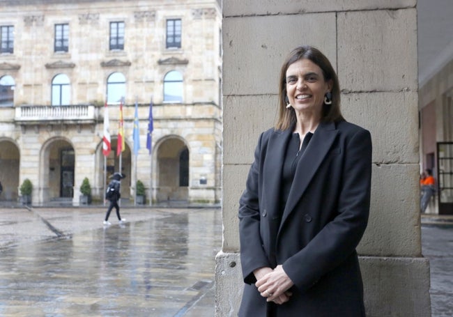 La concejala María Mitre, en la plaza Mayor de Gijón.