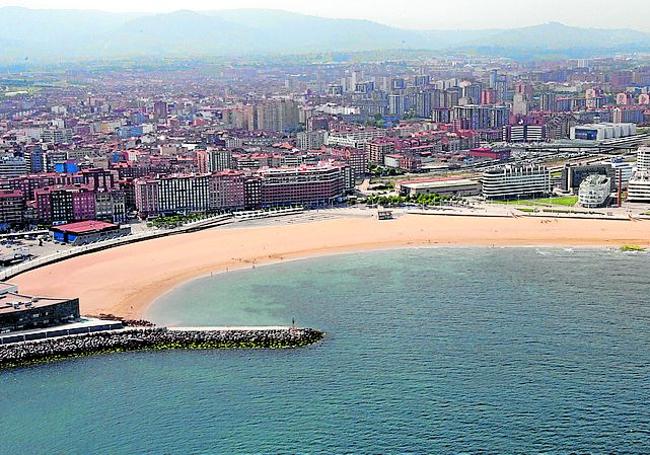 Vista aérea de la playa de Poniente.