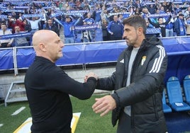 Paunovic saluda al entrenador del Levante, Julián Calero minutos antes del partido.