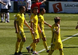 Decepción entre los langreanos, con los futbolistas locales, al fondo celebrando uno de los goles.