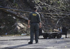 Un agente de los Tedax observa un vagón mesilla en la mina de Cerredo que se usaba para meter cuadros metálicos.