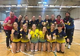 Técnicos y jugadoras de Los Campos celebran el título.