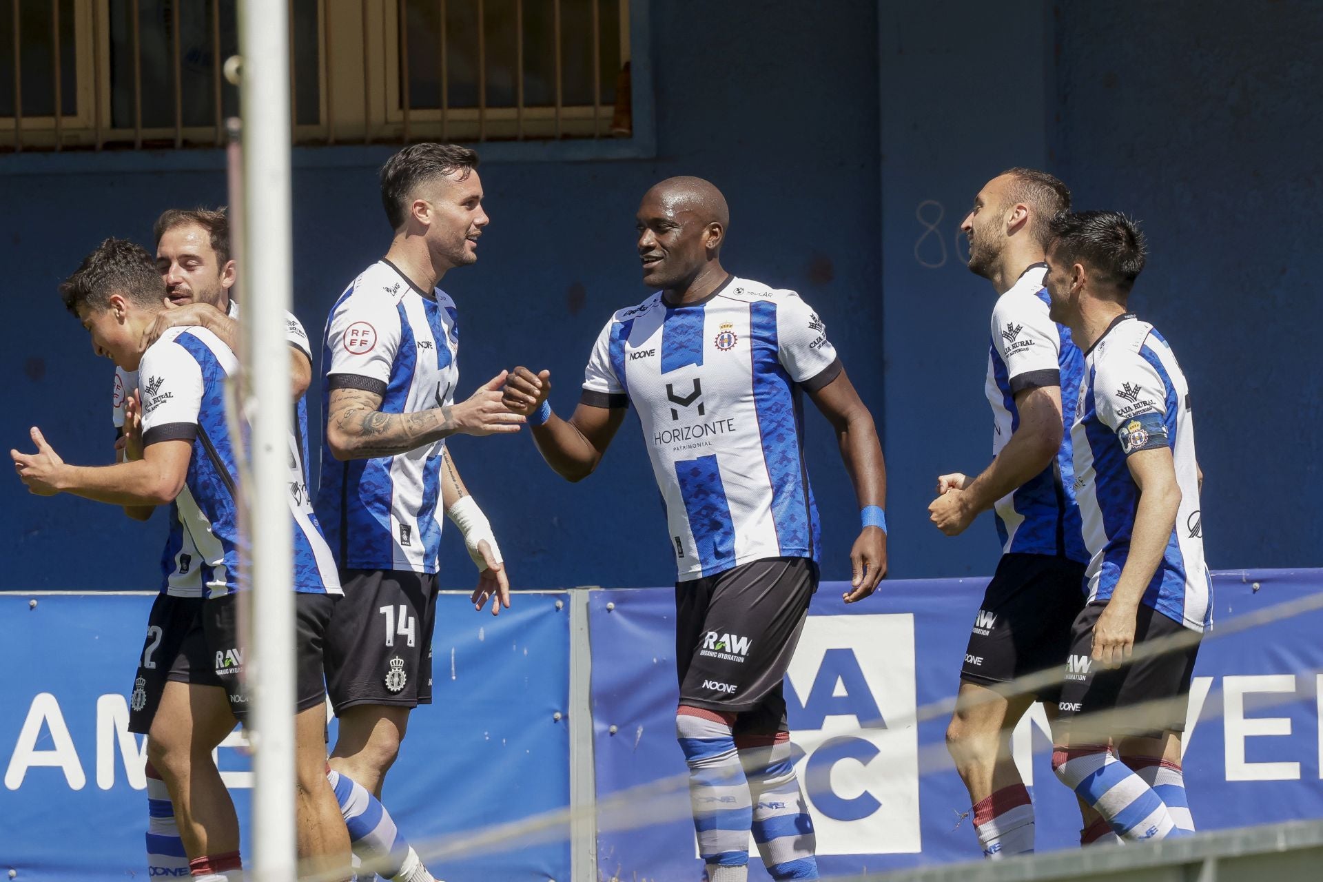 Las mejores fotos del Real Avilés 3-0 Guijuelo: así se vivió el partido en el Suárez Puerta