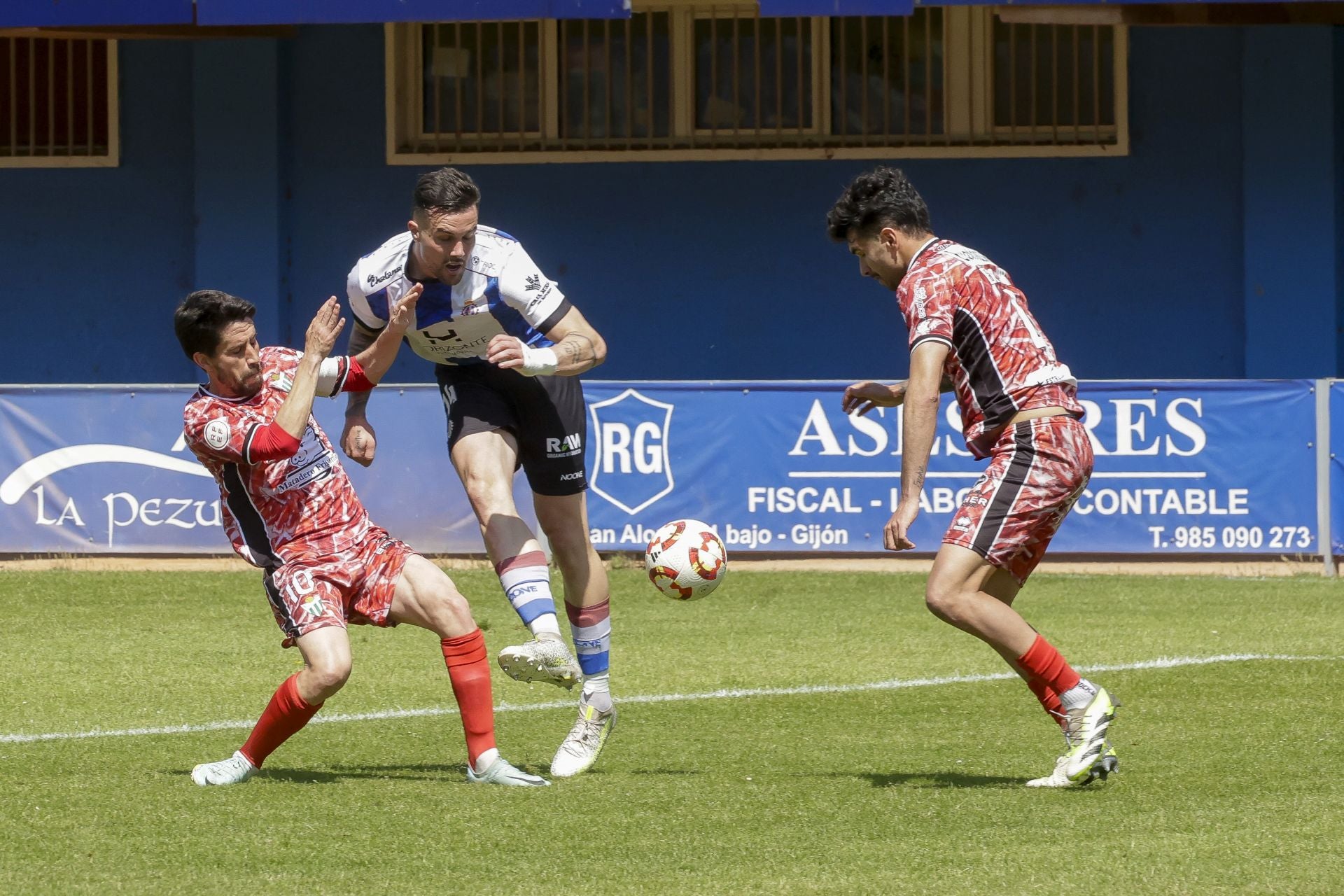 Las mejores fotos del Real Avilés 3-0 Guijuelo: así se vivió el partido en el Suárez Puerta