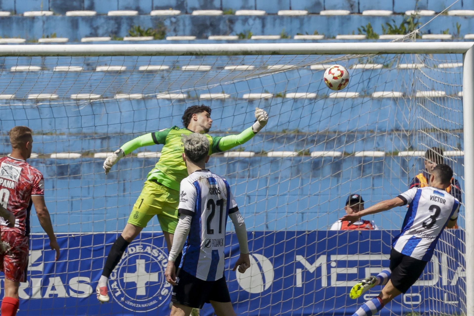 Las mejores fotos del Real Avilés 3-0 Guijuelo: así se vivió el partido en el Suárez Puerta
