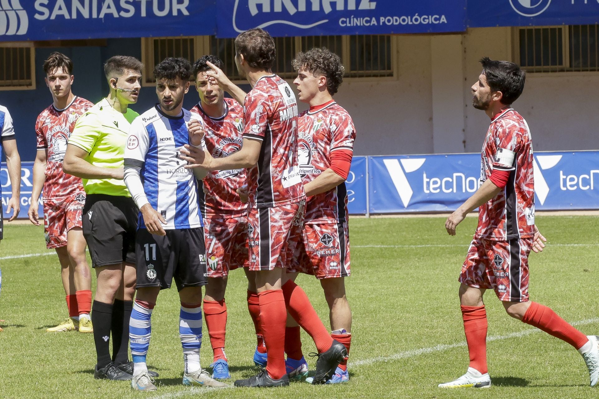 Las mejores fotos del Real Avilés 3-0 Guijuelo: así se vivió el partido en el Suárez Puerta
