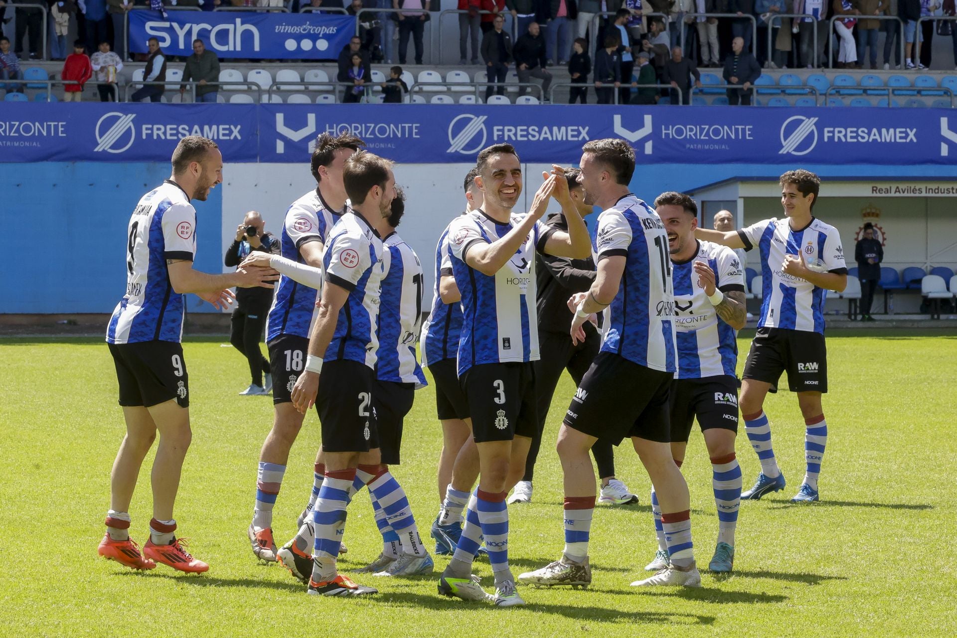Las mejores fotos del Real Avilés 3-0 Guijuelo: así se vivió el partido en el Suárez Puerta