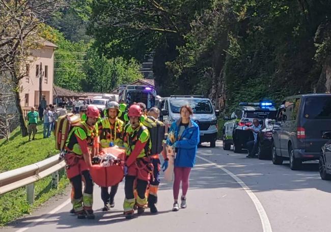 Los sanitarios evacuan a un herido del accidente, que se produjo en el punto kilométrico 5 de la As-227 poco después de las tres de la tarde, dando lugar a un atasco.