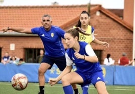 Mariano Medina dirige un entrenamiento de la Selección Asturiana.