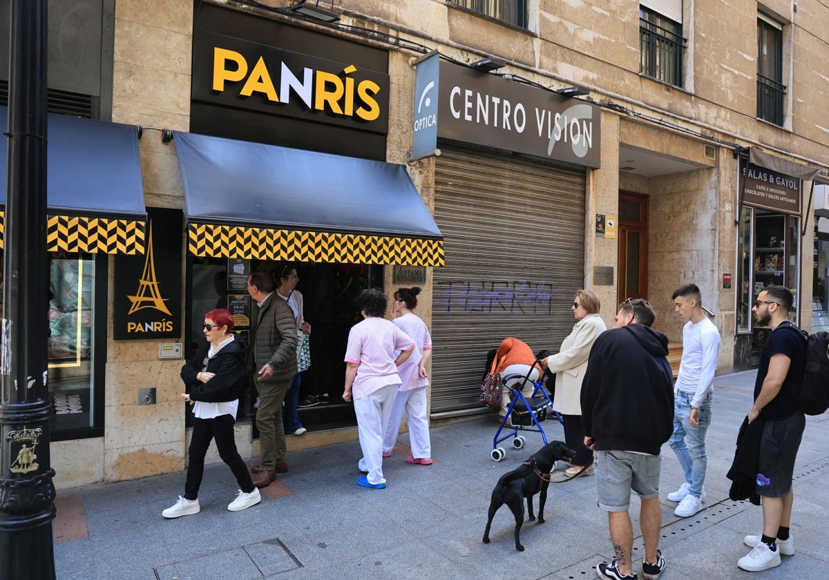 Filas al mediodía en una panadería del centro de Gijón.