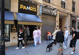 Filas al mediodía en una panadería del centro de Gijón.