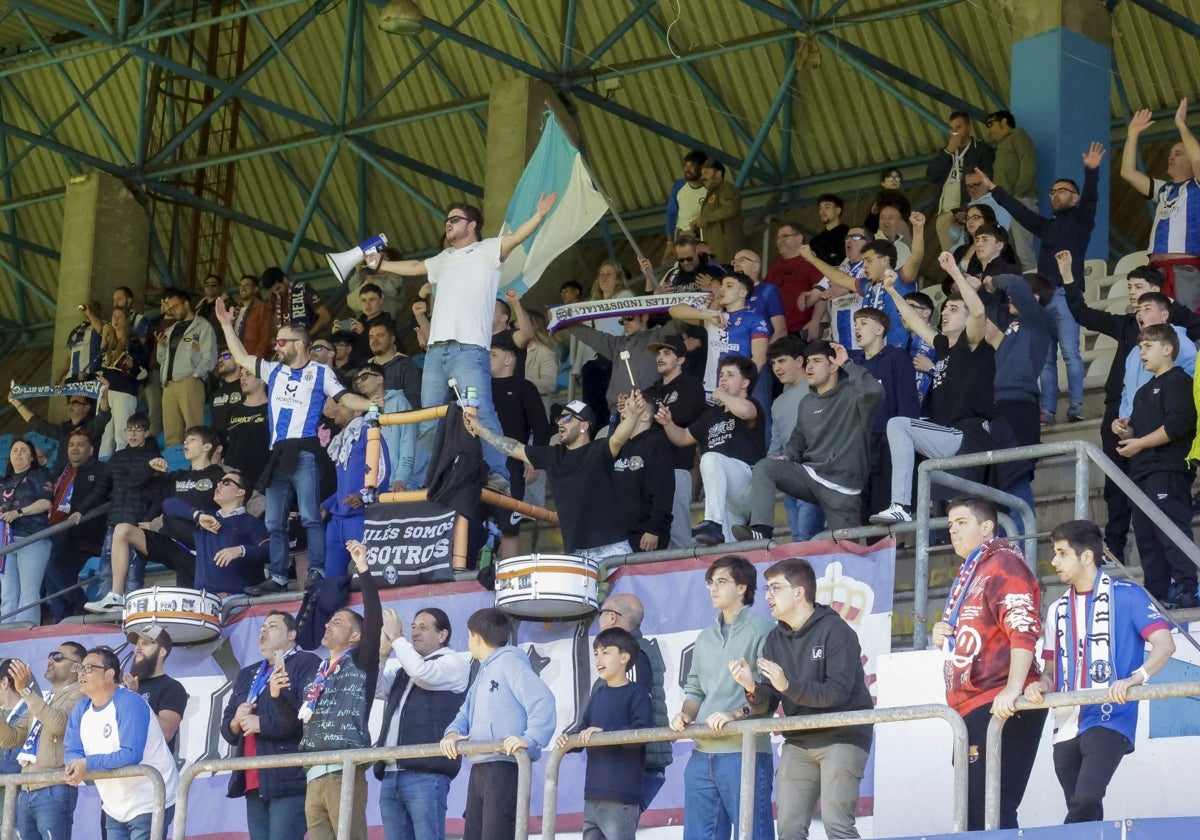 La grada de animación celebró la clasificación para el 'play-off'.