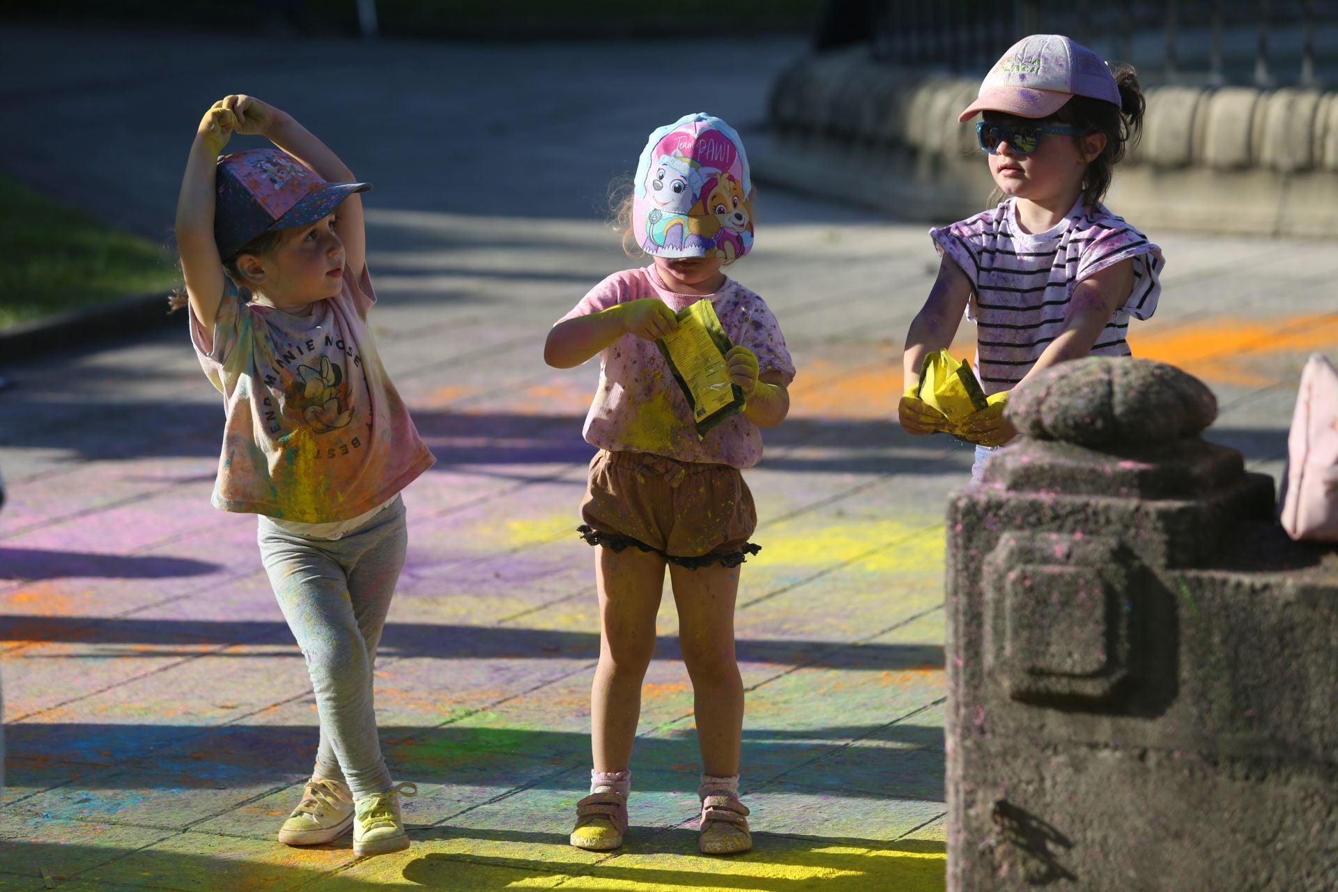 Fiesta de colores contra el apagón: Noreña celebra su Holi Party