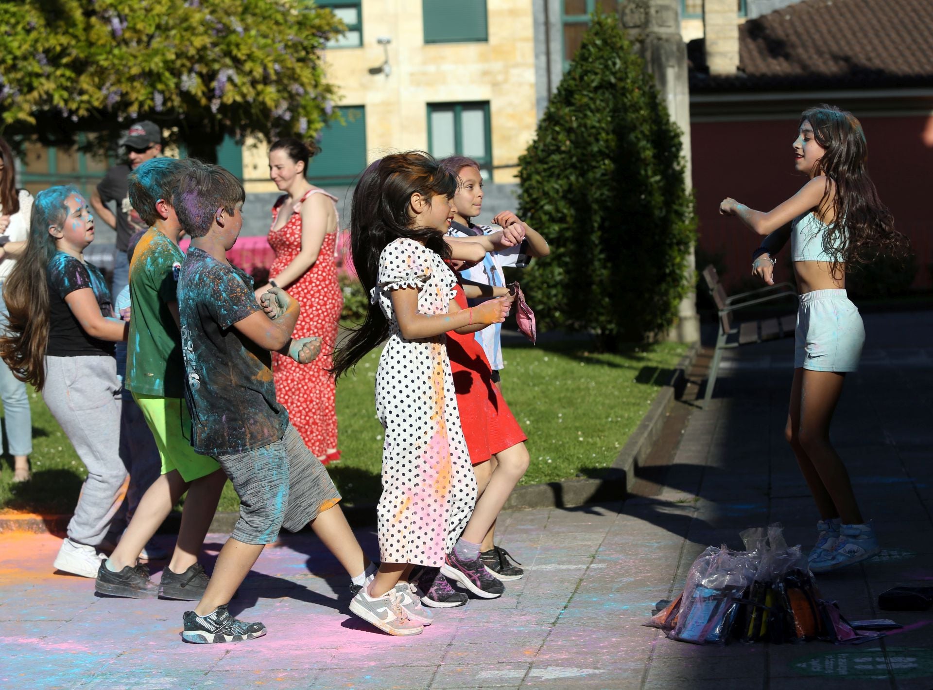 Fiesta de colores contra el apagón: Noreña celebra su Holi Party