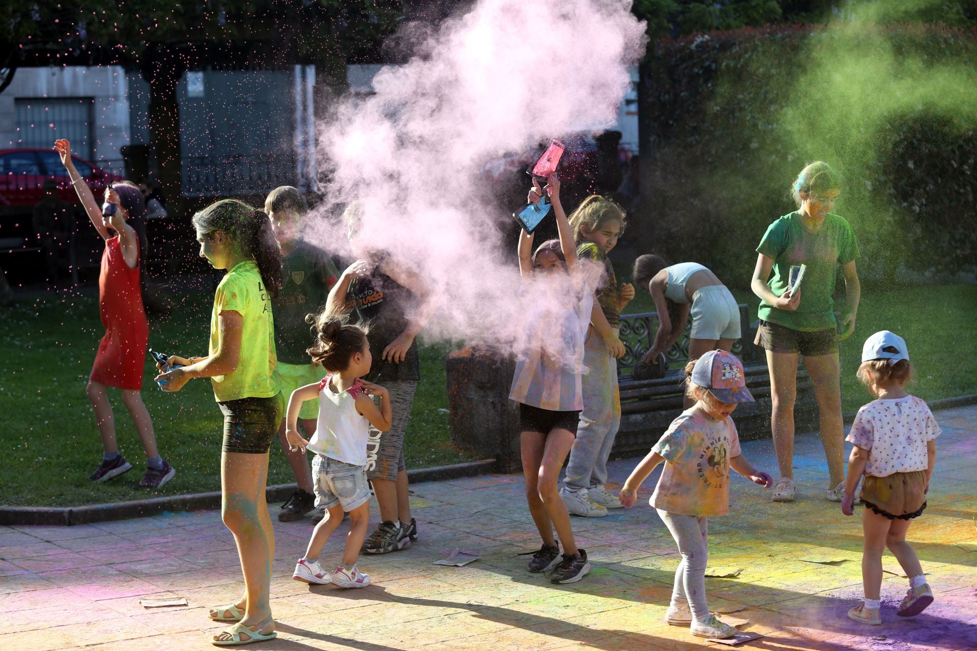 Fiesta de colores contra el apagón: Noreña celebra su Holi Party