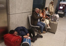 Pasajeros esperando la salida de los trenes en la estación de Oviedo.