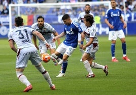 El oviedista Portillo protege el balón, rodeado de jugadores del Levante.