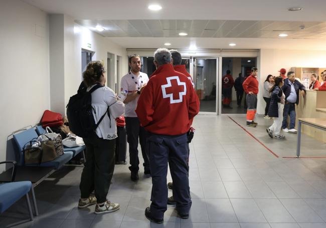 Asistencia que recibieron los viajeros evacuados desde el túnel de Los Pontones a Mieres.
