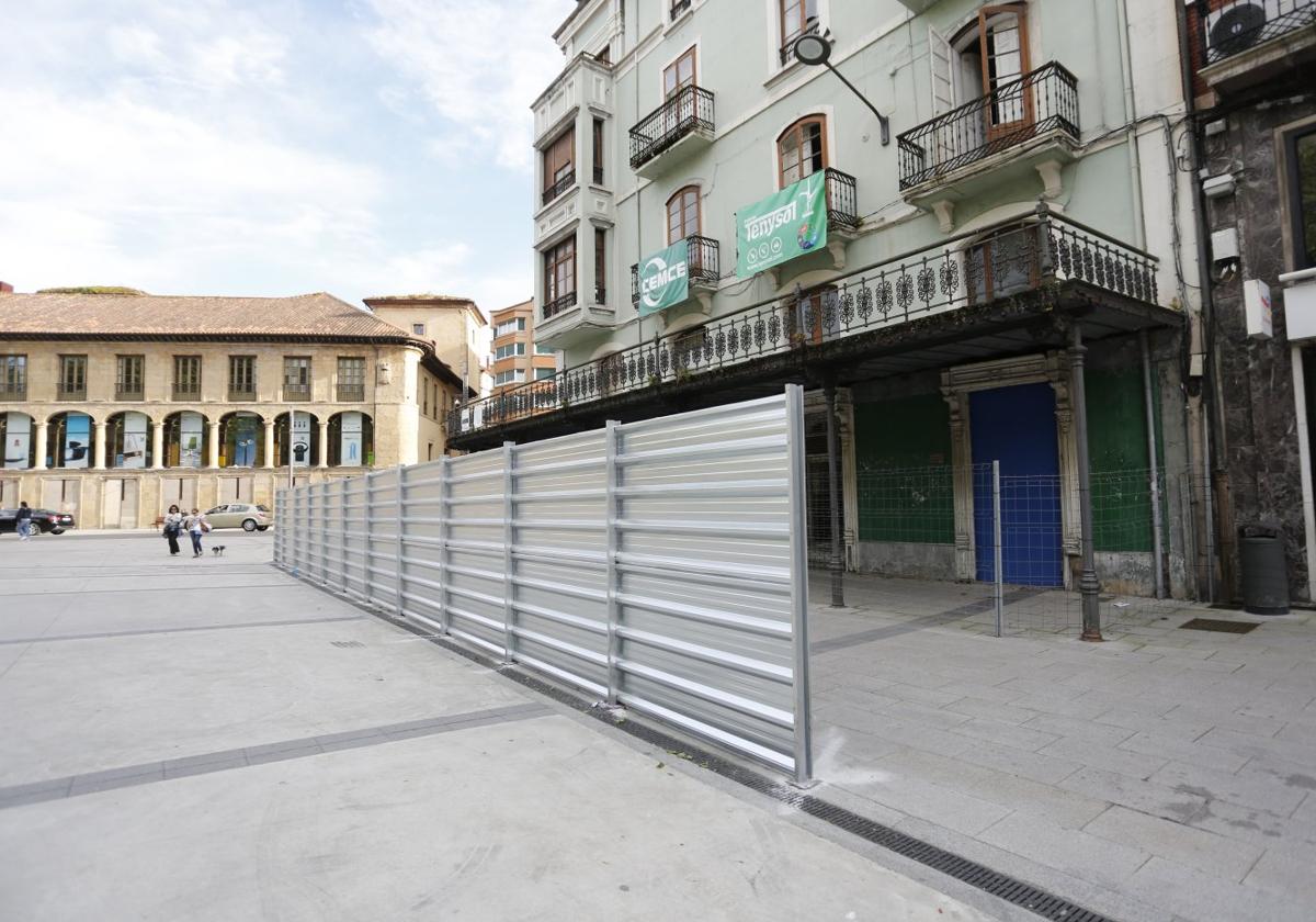 Comienzan los trabajos para retirar la histórica terraza exterior del Café Colón en Avilés