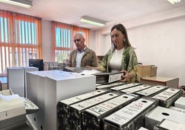 El edil Abel Junquera y la directora general Cristina Villanueva con los fondos de Iniciativas Deportivo Culturales de La Calzada.