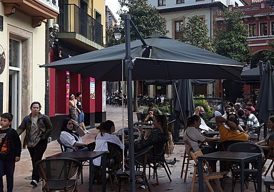 Las terrazas hosteleras, refugio para los días con y sin electricidad.