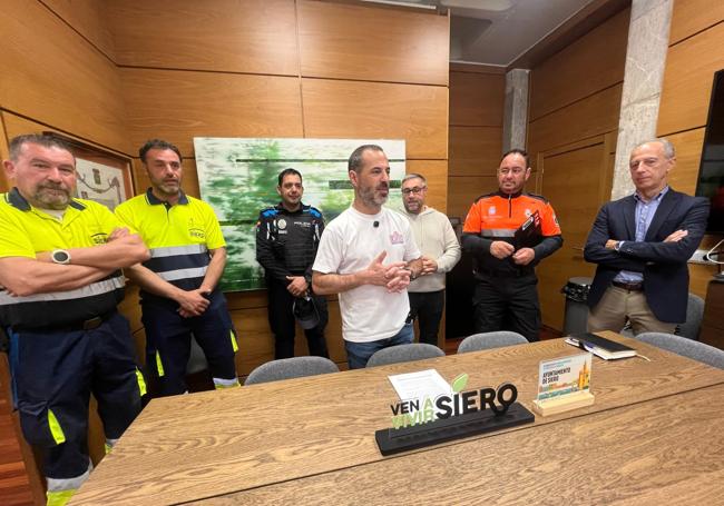 El alcalde de Siero, Ángel García, en el centro.