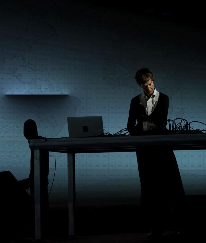 Imagen secundaria 2 - Arriba, 'Impulse, playing with reality', que tomará la Escuela de Comercio de Gijón. A la izquierda, obra del japonés Ryoji Ikeda y a la derecha, Amelie Duchow, que incorporará el asturiano a su propuesta escénica.