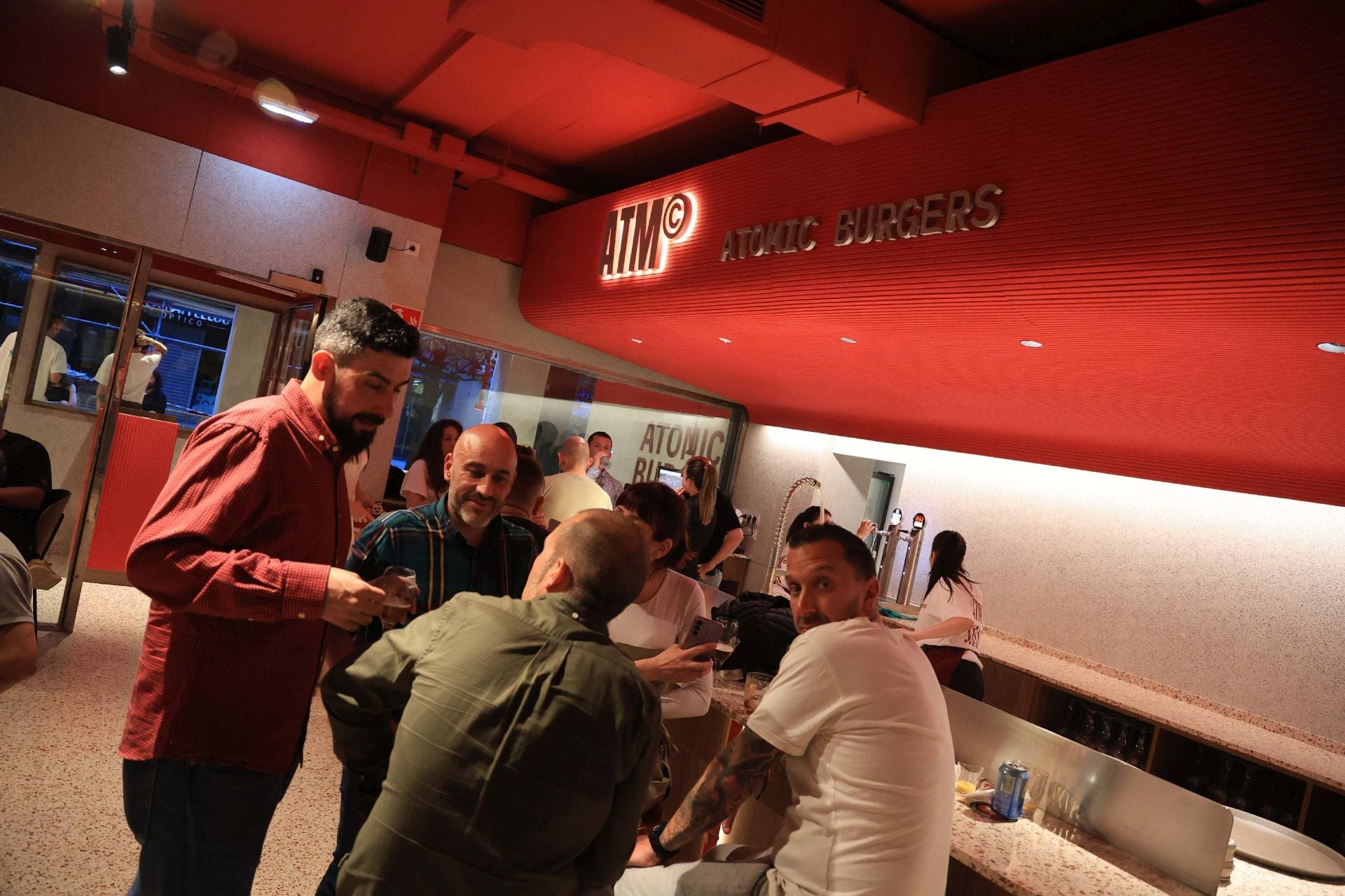 Así fue la inauguración de A toda Mesa, la nueva hamburguesería &#039;gourmet&#039; en Gijón