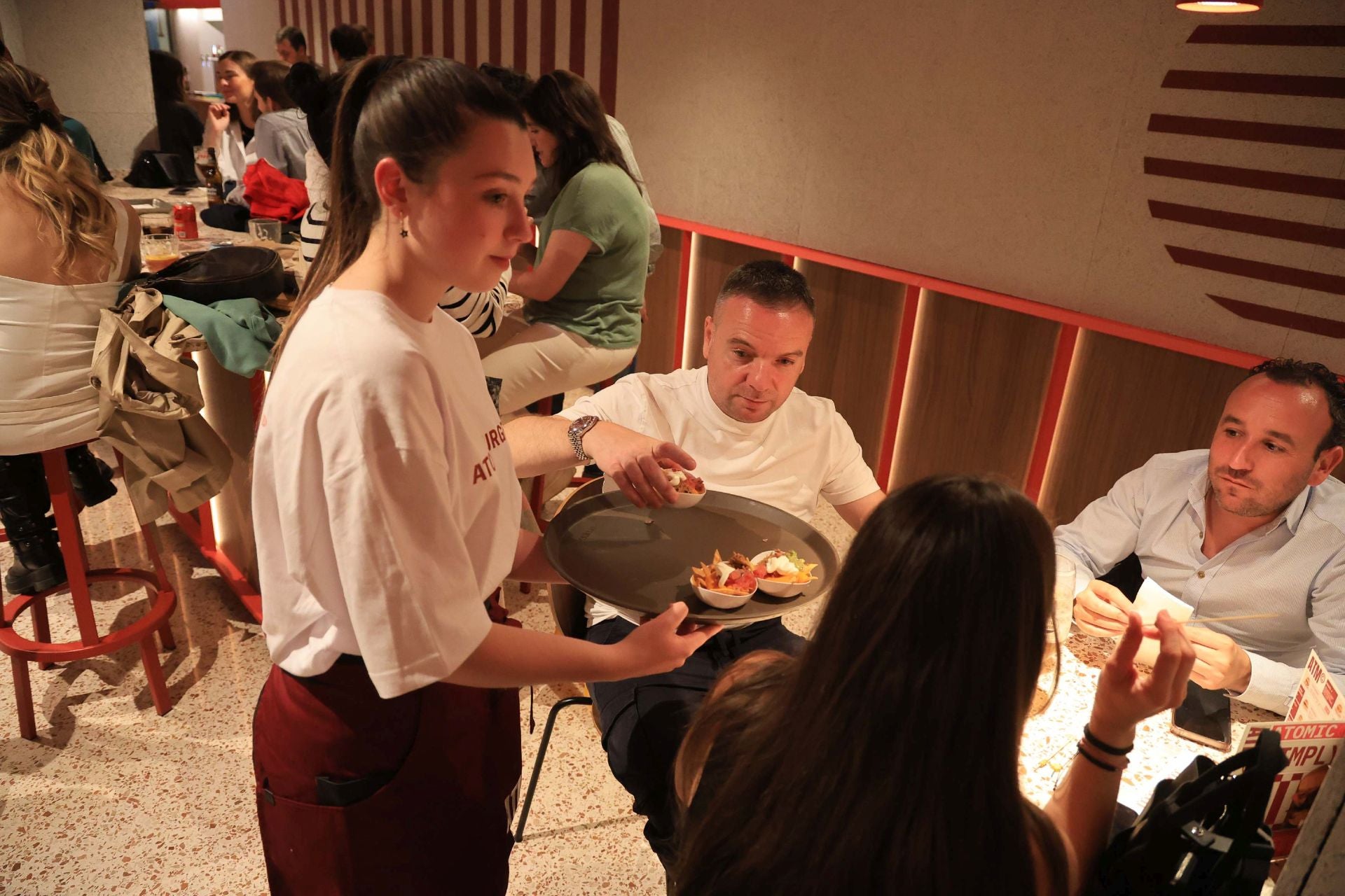Así fue la inauguración de A toda Mesa, la nueva hamburguesería &#039;gourmet&#039; en Gijón