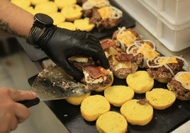 Así fue la inauguración de A toda Mesa, la nueva hamburguesería 'gourmet' en Gijón