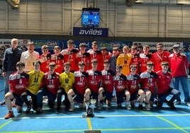Jugadores y cuerpo técnico del Bosco Atlética posan junto al concejal de Deportes con el trofeo de campeones.