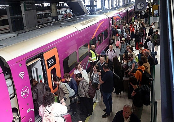 La estación de Oviedo, a la hora de salida del tren de alta velocidad que comunica Asturias y Madrid.