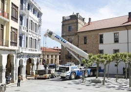 Dos de los camiones, en plena operación.