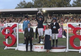 Los concejales Jorge Pañeda y Ángela Pumariega, con tres de los premiados en el CSI de 2024.