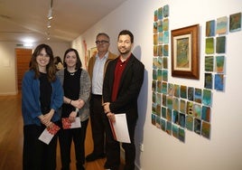 Andrea Rubio, Inés Fombella, Satur Noval y Aitor Martínez con una obra de Piñole y unas piezas en plastilina.