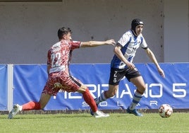 Soler se va de un rival en el partido del Real Avilés ante el Guijuelo.