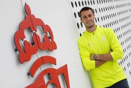 Dubasin, junto al escudo del Sporting de Gijón.