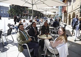 Clientes de una terraza avilesina disfrutando del sol el día del apagón.